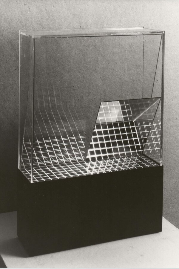 Oldřich Šembera, Svíticí objekt s mřížkou, 1989, kov, sklo, v. 46 cm